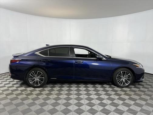 2022 Lexus ES 300h Base