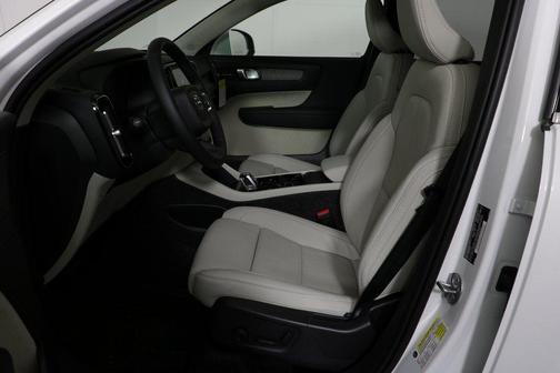 2025 Volvo XC40 B5 Ultra Bright Theme