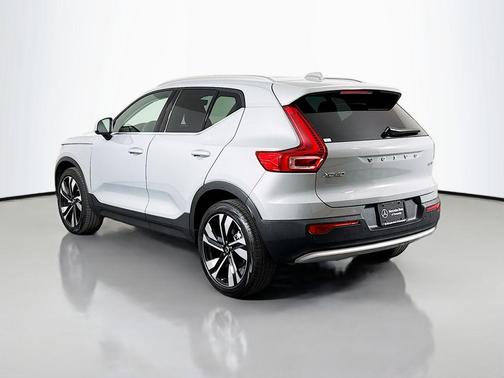 2025 Volvo XC40 B5 Plus Bright Theme