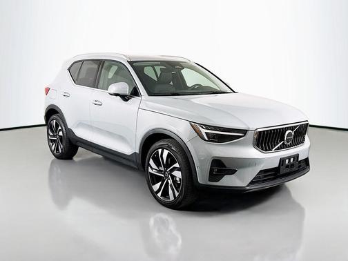 2025 Volvo XC40 B5 Plus Bright Theme