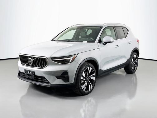 2025 Volvo XC40 B5 Plus Bright Theme