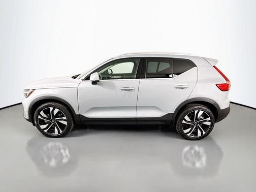2025 Volvo XC40 B5 Plus Bright Theme