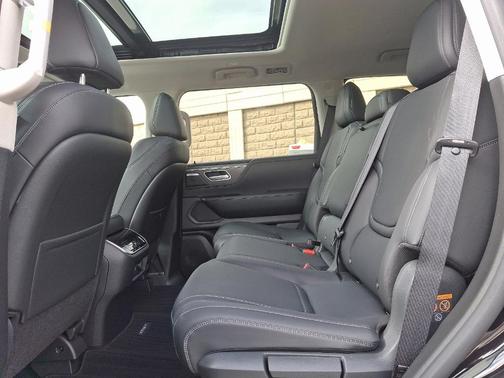 2025 INFINITI QX80 PURE