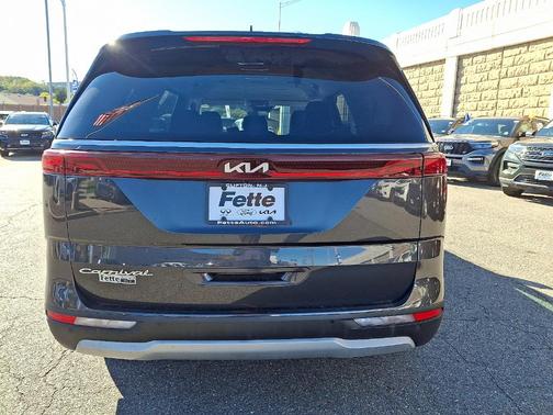 2022 Kia Carnival LX