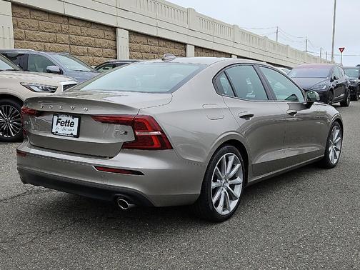 2020 Volvo S60 T6 Momentum