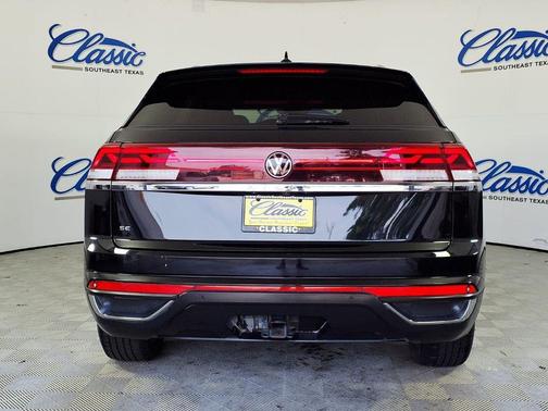 Deep Black Pearl 2024 Volkswagen Atlas Cross Sport 2.0T SE w/Technology
