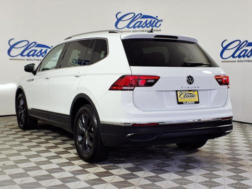 White 2022 Volkswagen Tiguan 2.0T SE