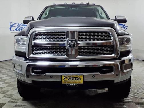 Brilliant Black Crystal Pearlcoat 2016 RAM 3500 Laramie