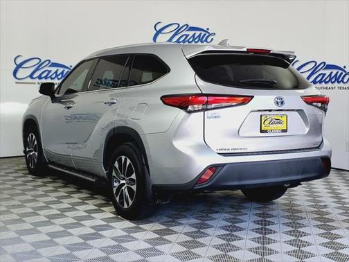 2022 Toyota Highlander Hybrid XLE