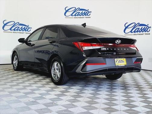 2024 Hyundai ELANTRA SE