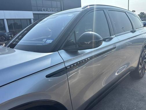 Silver Radiance Metallic Clearcoat 2025 Lincoln Nautilus Reserve