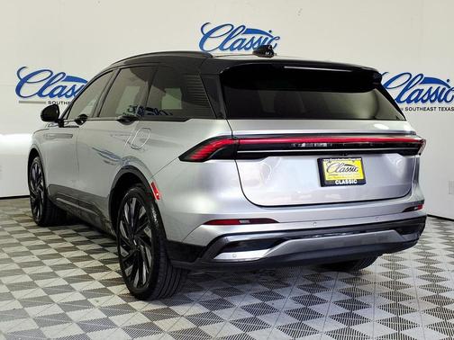 Silver Radiance Metallic Clearcoat 2025 Lincoln Nautilus Reserve