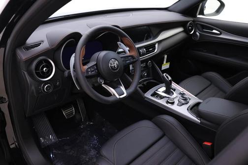 2025 Alfa Romeo Stelvio Base
