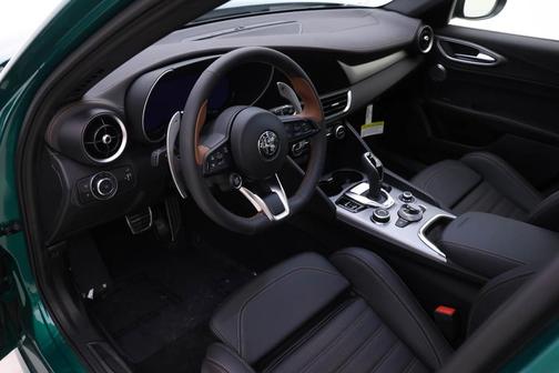 2025 Alfa Romeo Giulia Intensa