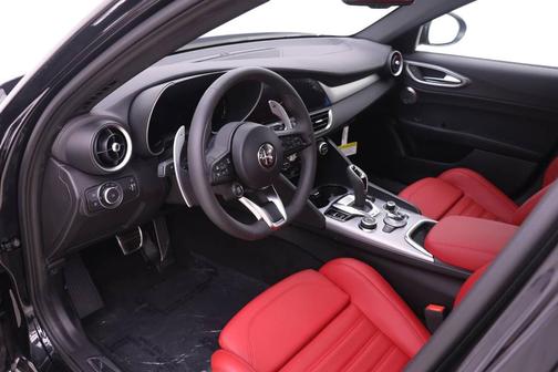 Vulcano Black Metallic 2026 Alfa Romeo Giulia