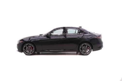 Vulcano Black Metallic 2026 Alfa Romeo Giulia