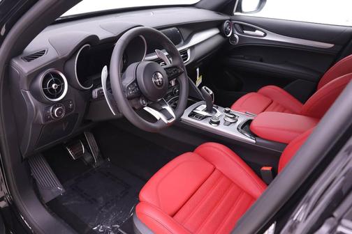 Vulcano Black Metallic 2026 Alfa Romeo Stelvio