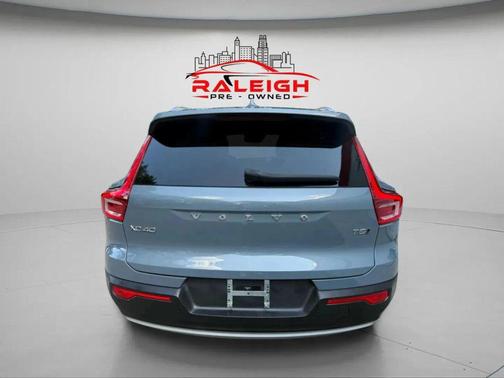 2022 Volvo XC40 T5 Momentum