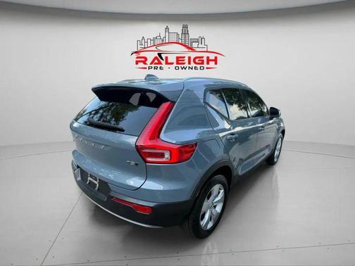 2022 Volvo XC40 T5 Momentum