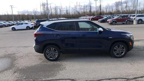 Dark Ocean Blue/White Roof 2023 Kia Seltos S
