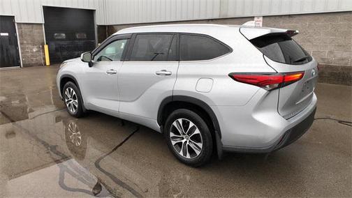 2022 Toyota Highlander Hybrid XLE