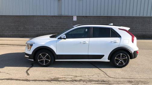 Snow White Pearl 2025 Kia Niro EX