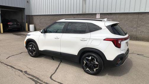 Snow White Pearl 2025 Kia Seltos EX