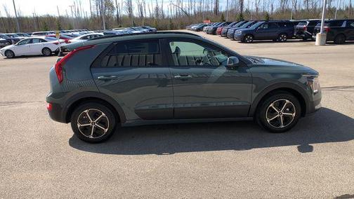Cityscape Green 2025 Kia Niro EX