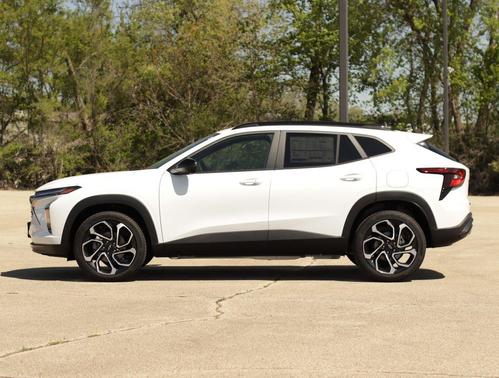 Summit White 2026 Chevrolet Trax FWD 2RS