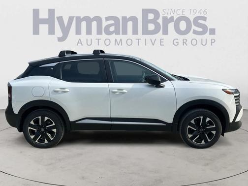 2t Wht Blk Roof 2026 Nissan Kicks SV