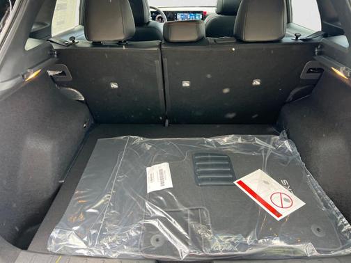 2t Wht Blk Roof 2026 Nissan Kicks SR