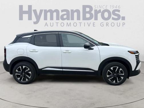 2t Wht Blk Roof 2026 Nissan Kicks SV