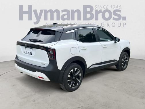 2t Wht Blk Roof 2026 Nissan Kicks SV