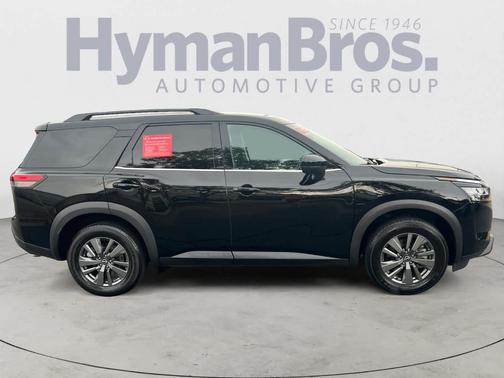 2022 Nissan Pathfinder SV