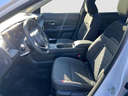 Aspen White Tri 2026 Nissan Kicks SV