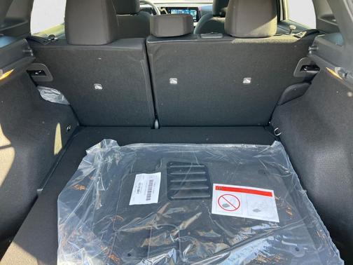 2t Wht Blk Roof 2026 Nissan Kicks SV