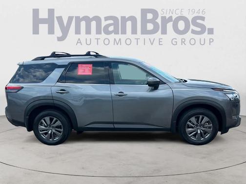 2022 Nissan Pathfinder SV
