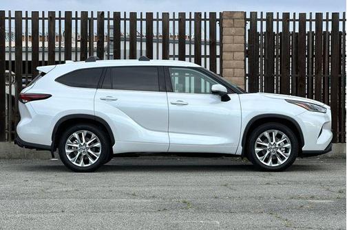 Pear 2025 Toyota Highlander Limited