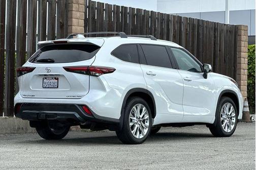Pear 2025 Toyota Highlander Limited