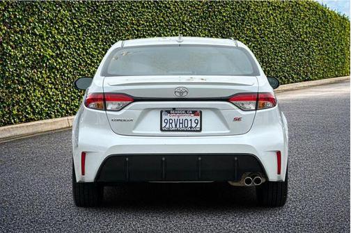 Pearl 2025 Toyota Corolla SE