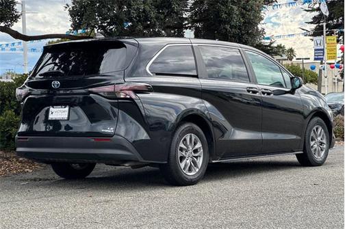 2023 Toyota Sienna LE
