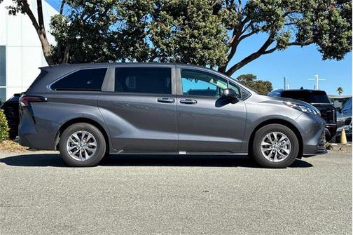 2025 Toyota Sienna XLE