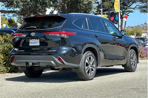 Midnight Black Metallic 2022 Toyota Highlander XLE