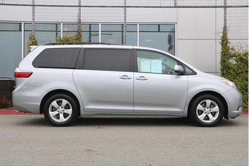 2016 Toyota Sienna LE
