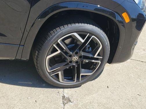 Deep Black Pearl Effect 2026 Volkswagen Tiguan 2.0T SEL R-Line Turbo