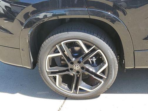 Deep Black Pearl Effect 2026 Volkswagen Tiguan 2.0T SEL R-Line Turbo