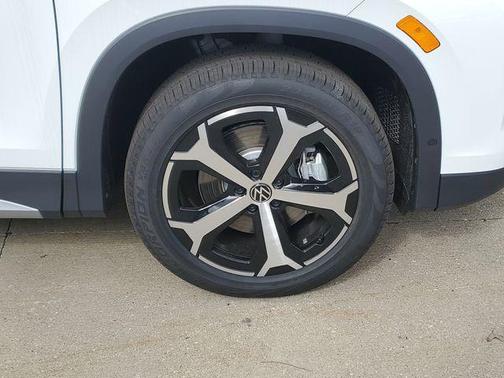 Pure White 2026 Volkswagen Tiguan 2.0T SE