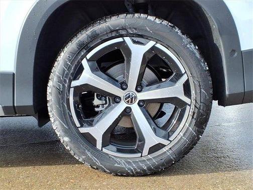 Pure White 2026 Volkswagen Tiguan 2.0T SE