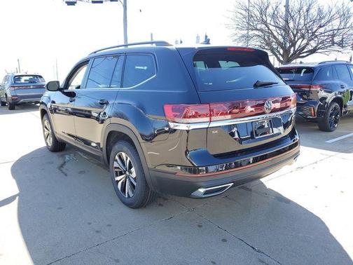 Deep Black Pearl Effect 2026 Volkswagen Atlas 2.0T SE