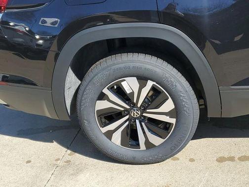Deep Black Pearl Effect 2026 Volkswagen Atlas 2.0T SE